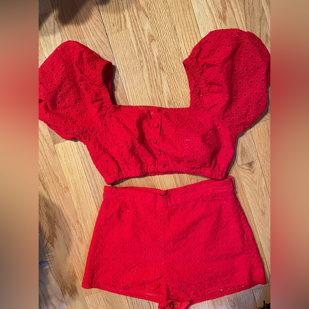 Red Short Eyelet Set - Picture 5 of 5